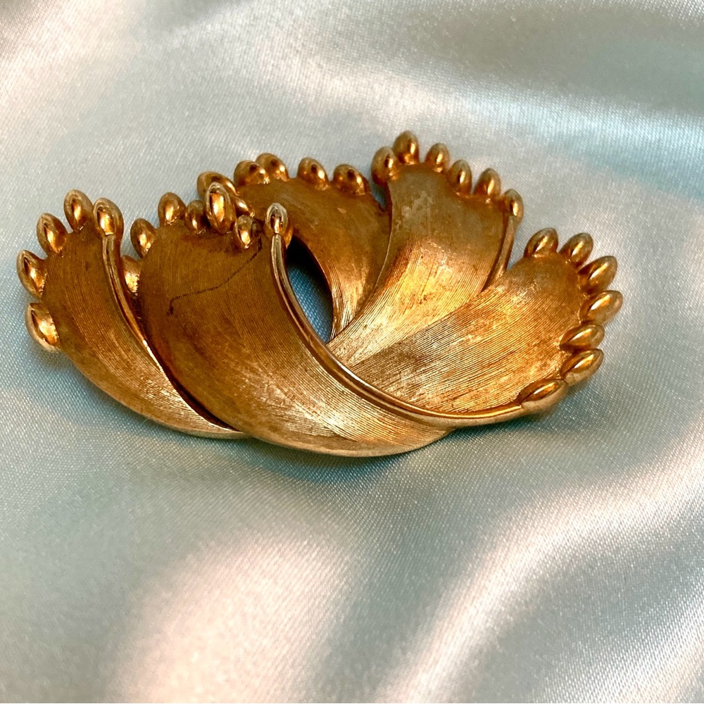 Trifari Gold Leaf Brooch vintage Classy design Euc.